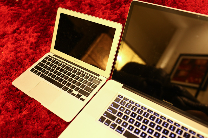 11 inch MacBook Air vs 17" MacBook Pro: Glossy screen comparison